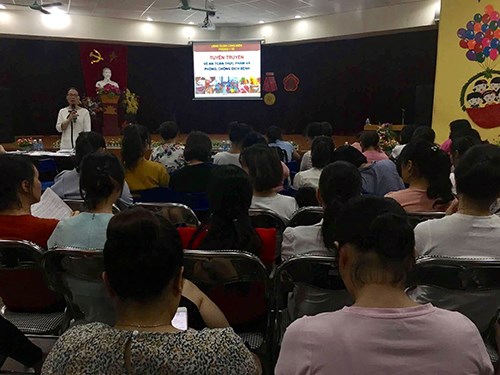 Trường mầm non Phúc Đồng tổ chức tập huấn tuyên truyền về ATTP và phòng chống dịch bệnh cho cán bộ và giáo viên, nhân viên trong trường.